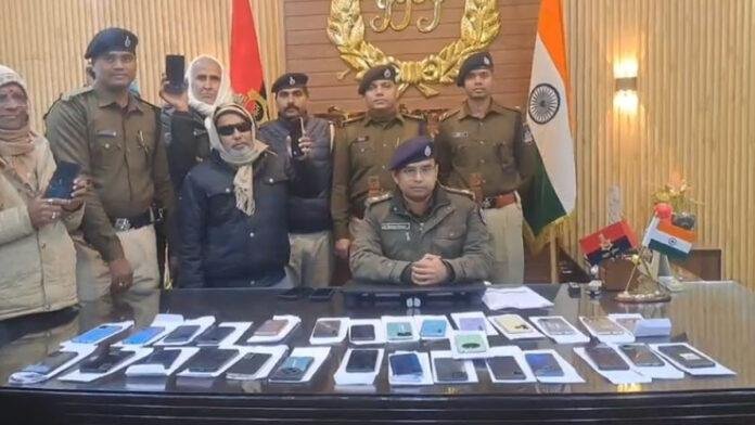 ऑपरेशन मुस्कान : बेतिया पुलिस ने दिसंबर माह में 10 लाख के 52 गुम/चोरी मोबाइल किए बरामद