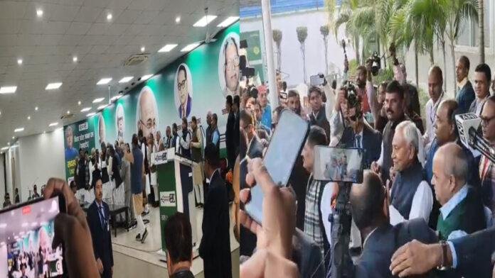 JDU कार्यालय पहुंचे CM नीतीश, पार्टी की प्रचंड जीत के बाद कार्यकर्ताओं को किया सम्मानित