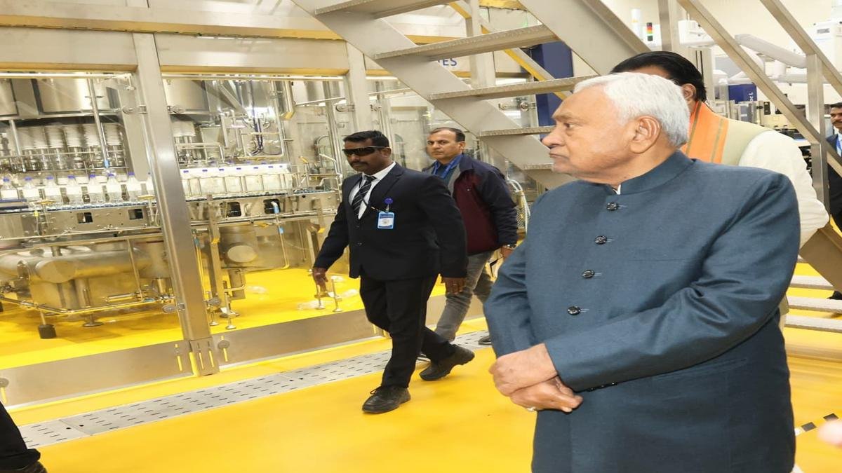 मुख्यमंत्री ने भारत प्लस एथनॉल प्राइवेट लिमिटेड के परिसर का किया निरीक्षण | 22Scope News CM SLMG Beverages 4 22Scope News