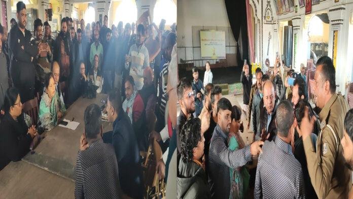 कोर्ट के आदेश के बाद संगीत विभाग को खाली कराने पहुंची पुलिस, छात्रों ने किया जमकर हंगामा