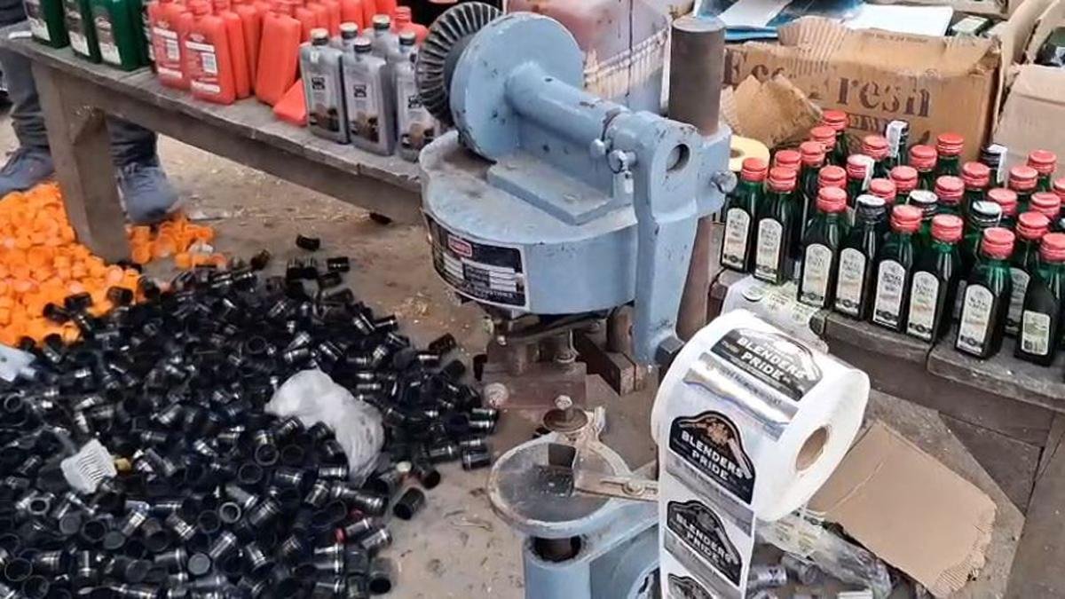 शराब की फैक्ट्री में मद्य निषेध विभाग की रेड, भारी मात्रा में नकली शराब बरामद | 22Scope News Fake Madcine 1 22Scope News