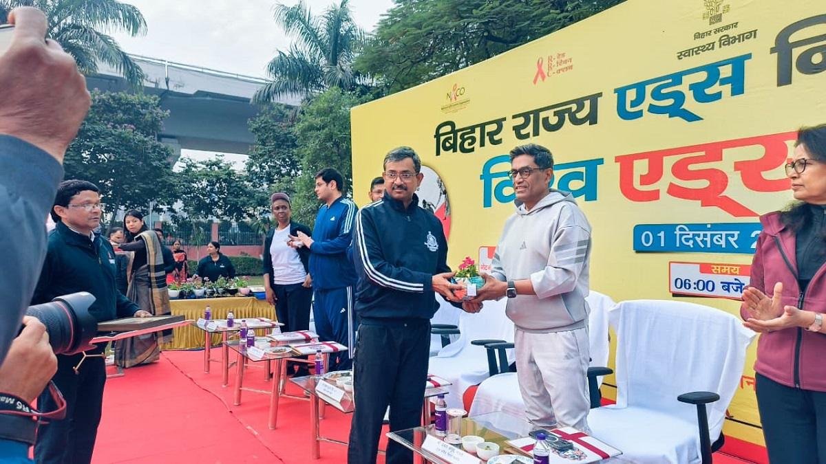 विश्व एड्स दिवस पर पटना में रेड रिबन वॉक आयोजित, मुख्य सचिव प्रत्यय अमृत और सचिव स्वास्थ्य विभाग ने दिखाई हरी झंडी 1 22Scope News G7D3plDbkAA3bJC 22Scope News