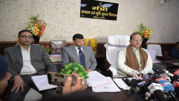 उपमुख्यमंत्री सह राजस्व एवं भूमि सुधार मंत्री का एलान समय सीमा के अंदर पूरा होगा दाखिल–खारिज और परिमार्जन कार्य, लापरवाह राजस्व कर्मियों पर कसेगा नकेल