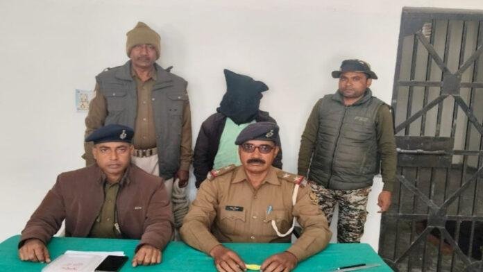 नक्सलियों पर डबल प्रहार : बछेड़वा पहाड़ से हथियार बरामद, 11 साल से फरार कुख्यात नक्सली गिरफ्तार