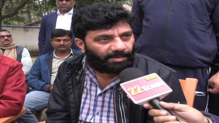 परिवार संग थावे मंदिर में पूजा की JDU MLA अमरेंद्र पांडे, लाखों का मुकुट व श्रृंगार चढ़ाया