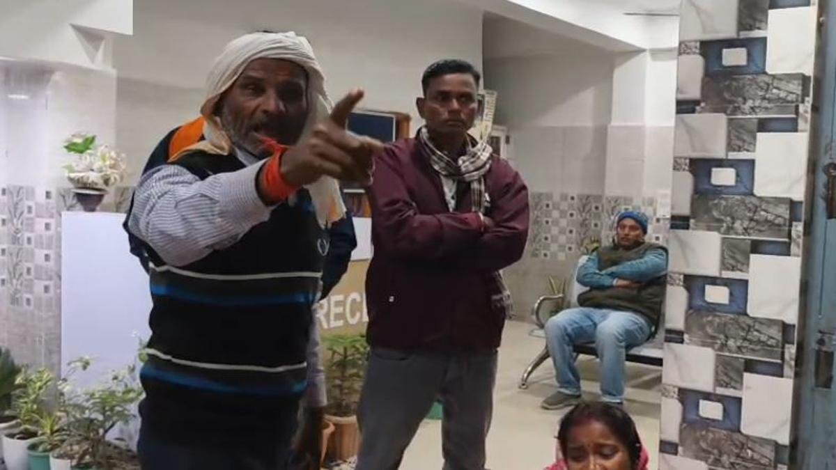 डॉक्टर की लापरवाही से मरीज की मौत, क्लिनिक में हंगामा, परिजनों ने उठाई मुआवजे की मांग | 22Scope News Katihar Maut 2 22Scope News