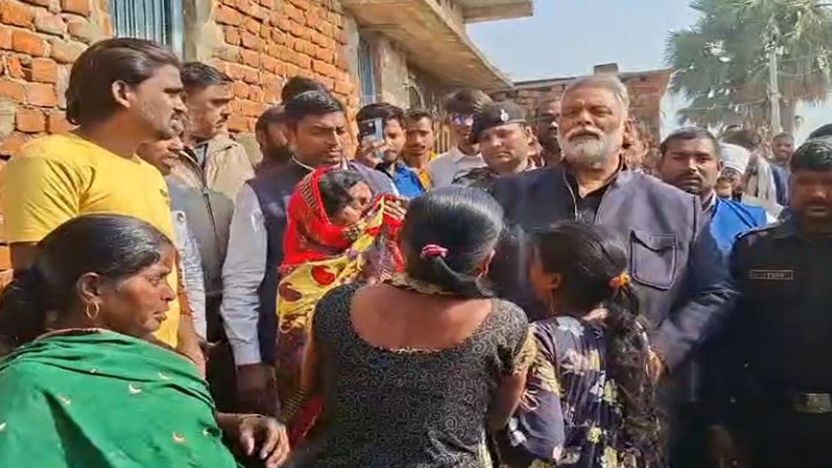नालंदा पहुंचे पप्पू यादव, बुलडोजर कार्रवाई के शिकार हुए पीड़ित परिवार से की मुलाकात 1 22Scope News MP Pappu Yadav 1 22Scope News