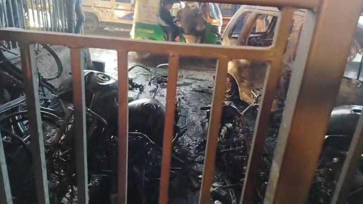 पटना में कार में लगी भीषण आग, पास खड़ी 3 बाइक भी जलकर खाक | 22Scope News Patna Aag 1 1 22Scope News