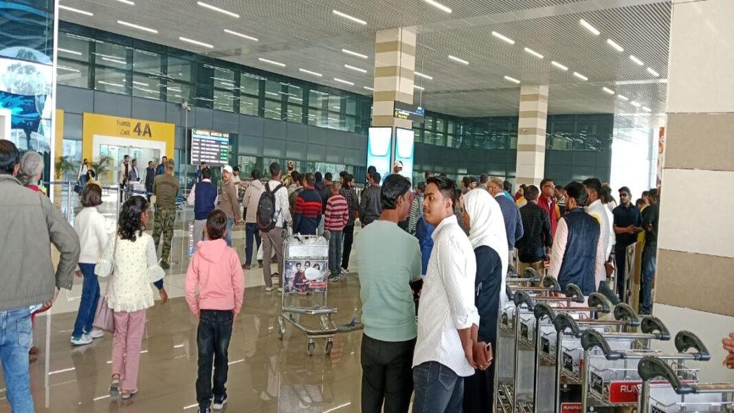 Patna Airport इंडिगो संकट से बिहार में हाहाकार, 36 घंटे में 25 फ्लाइटें रद्द, पटना से मुंबई का किराया 90 हजार के पार