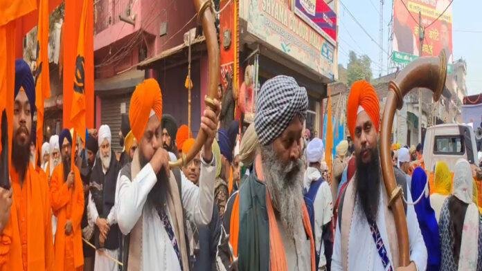 प्रकाश पर्व को लेकर निकाली गई शोभा यात्रा, नगर कीर्तन करते दिखे सिख समुदाय के लोग