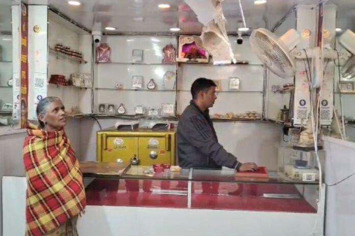 Bokaro News: सेक्टर-2 सी के श्री वैष्णवी ज्वेलर्स दुकान को चोरों ने बनाया निशाना