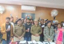 Garhwa News: गढ़वा पुलिस का सराहनीय प्रयास, बरामद किए गए 53 मोबाइल फोन असली मालिकों को सौंपे Garhwa News