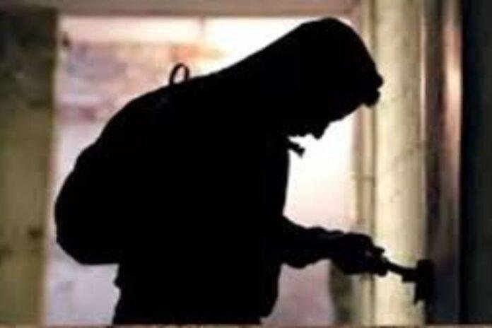 Pakur News: बंद घर को निशाना बना रहें चोर