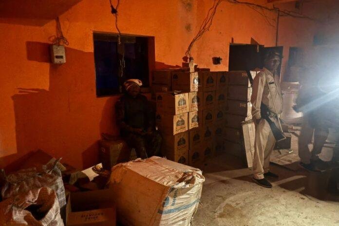 Hazaribagh News: उत्पाद विभाग टीम ने की कई जगहों पर छापेमारी