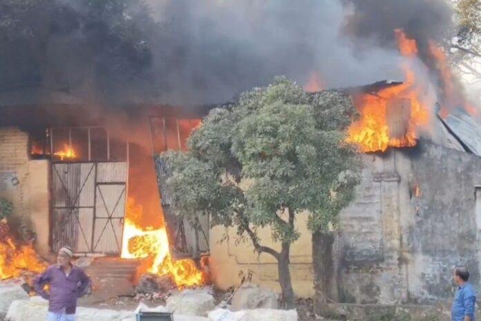 Jharia News: सिंह नगर के कचरा गोदाम में लगी भीषण आग