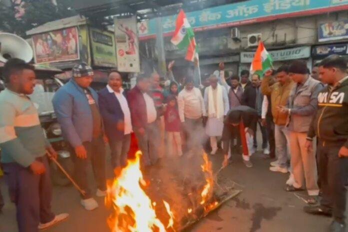 Dhanbad News: बांग्लादेश मामले को लेकर धनबाद में आक्रोश मार्च