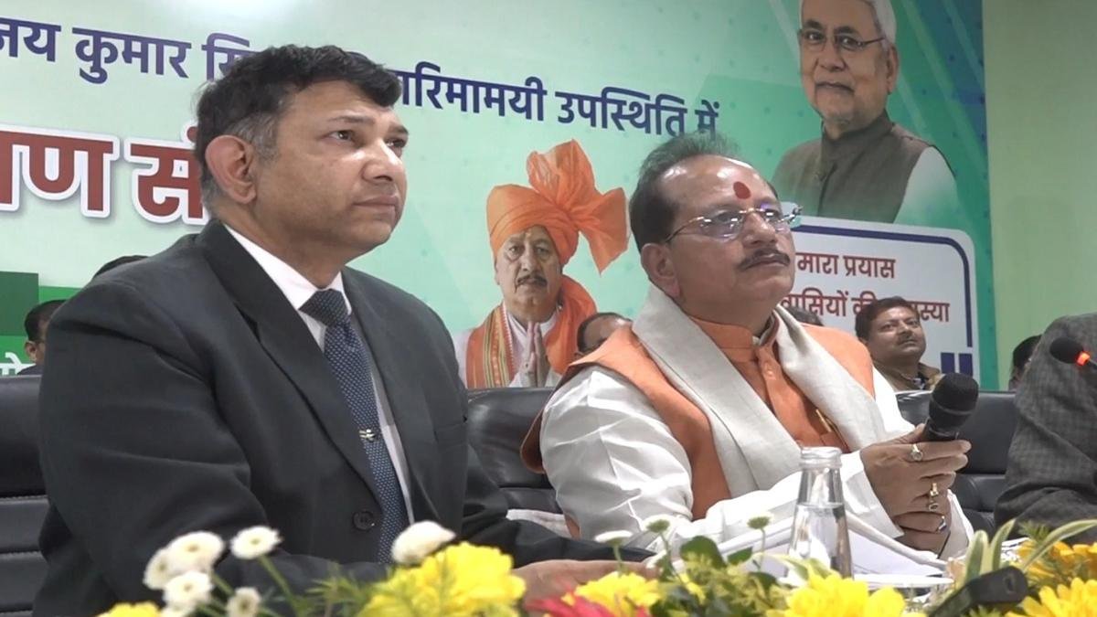 भूमि से जुड़े मामलों के निदान के लिए राज्य सरकार की नई पहल, विजय सिन्हा ने अपने आवास पर शुरू किया भूमि सुधार जन कल्याण संवाद | 22Scope News Vijay Sinha 1 3 22Scope News