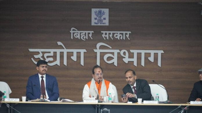 विजय सिन्हा ने उद्योग विभाग सभागार में खान एवं भूतत्व विभाग के सचिव, निदेशक व सभी वरीय पदाधिकारियों के साथ की बैठक