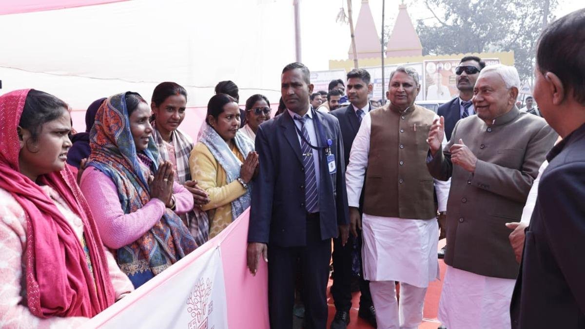 पूर्वी चंपारण दौरे पर मुख्यमंत्री नीतीश कुमार, केसरिया में टूरिस्ट फैसिलिटी सेंटर का किया निरीक्षण, जीविका दीदियों से संवाद कर लिया फिडबैक | 22Scope News WhatsApp Image 2025 12 11 at 13.50.37 4 22Scope News