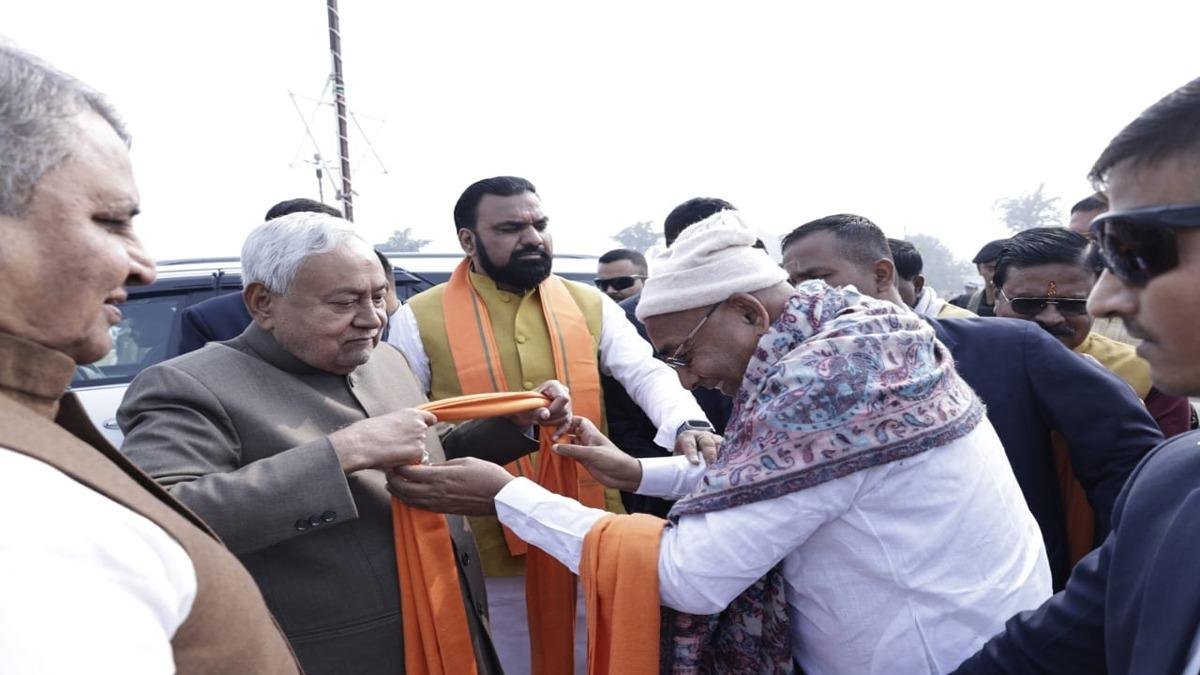 पूर्वी चंपारण दौरे पर मुख्यमंत्री नीतीश कुमार, केसरिया में टूरिस्ट फैसिलिटी सेंटर का किया निरीक्षण, जीविका दीदियों से संवाद कर लिया फिडबैक | 22Scope News WhatsApp Image 2025 12 11 at 13.50.37 7 22Scope News