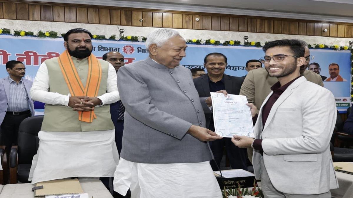 आयुष चिकित्सकों के बीच नियुक्ति पत्र वितरण कार्यक्रम में मुख्यमंत्री नीतीश कुमार, कुल 1283 आयुष चिकित्सकों के बीच नियुक्ति पत्र वितरित | 22Scope News WhatsApp Image 2025 12 15 at 15.37.28 1 22Scope News