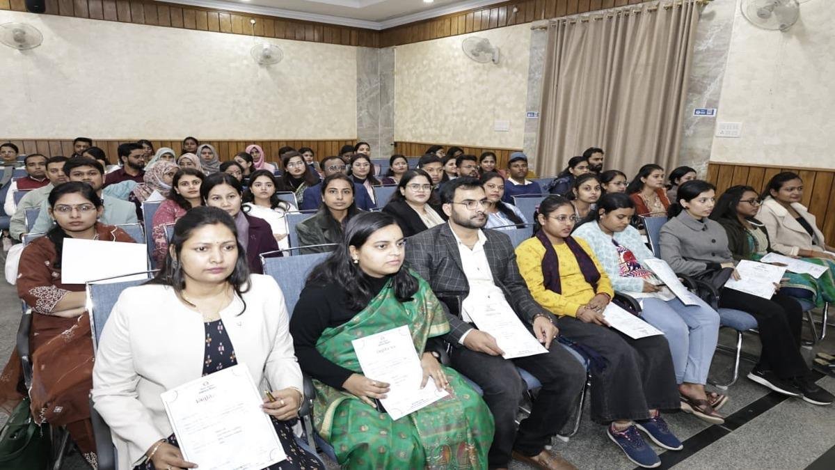 आयुष चिकित्सकों के बीच नियुक्ति पत्र वितरण कार्यक्रम में मुख्यमंत्री नीतीश कुमार, कुल 1283 आयुष चिकित्सकों के बीच नियुक्ति पत्र वितरित | 22Scope News WhatsApp Image 2025 12 15 at 15.37.28 2 22Scope News