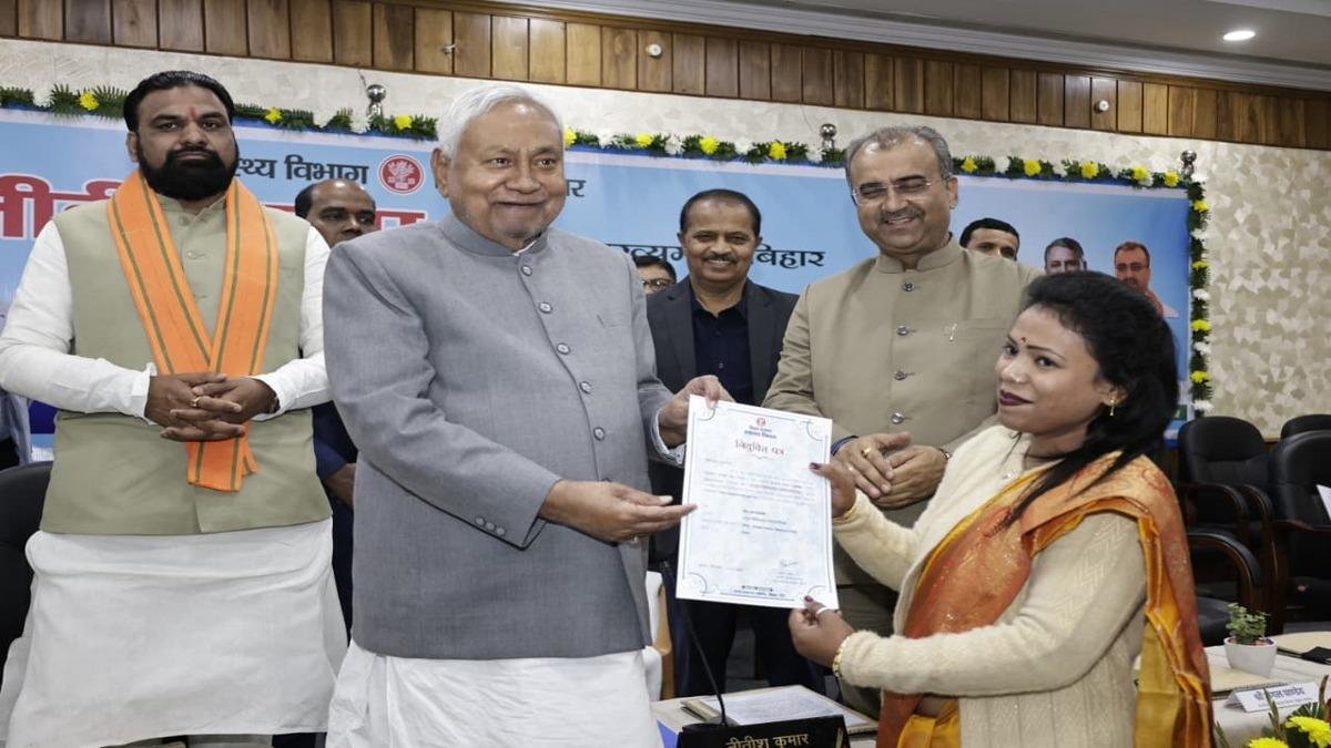 आयुष चिकित्सकों के बीच नियुक्ति पत्र वितरण कार्यक्रम में मुख्यमंत्री नीतीश कुमार, कुल 1283 आयुष चिकित्सकों के बीच नियुक्ति पत्र वितरित | 22Scope News WhatsApp Image 2025 12 15 at 15.37.28 22Scope News