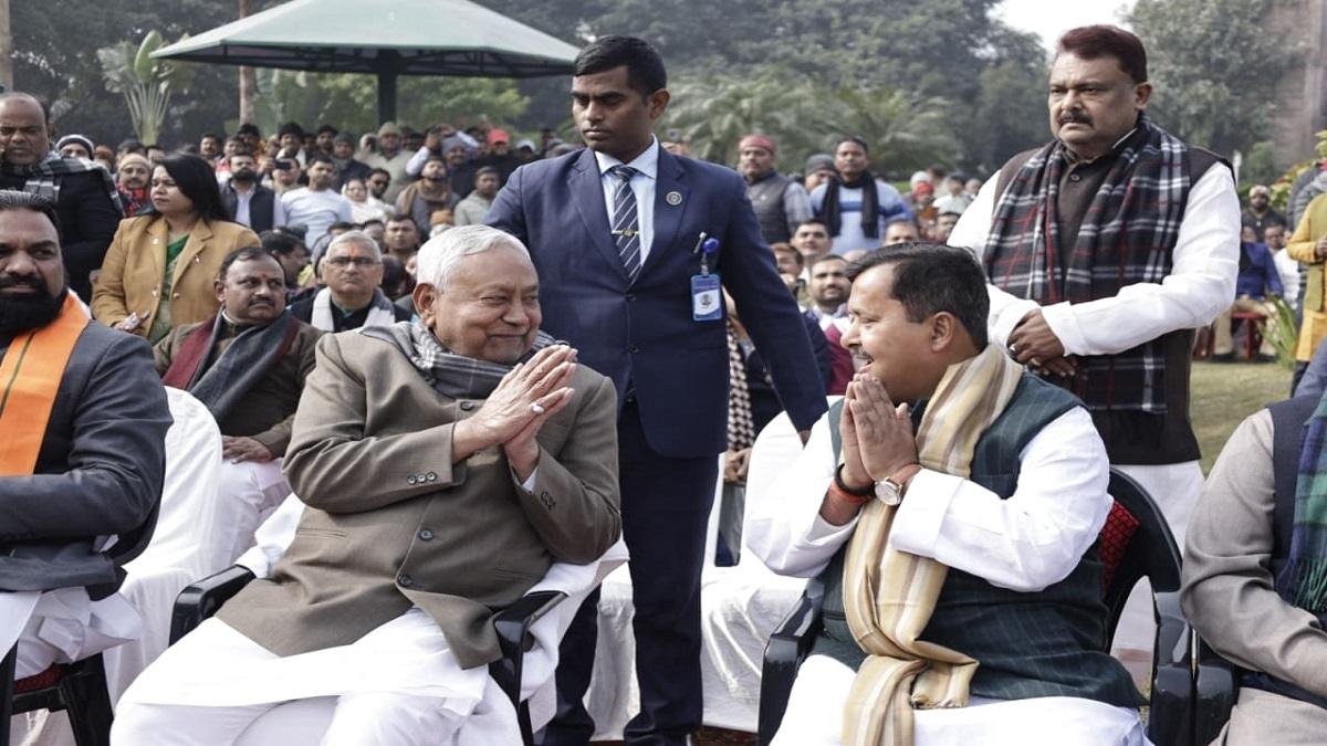 स्व० नवीन किशोर सिन्हा की पुण्य तिथि पर मुख्यमंत्री श्री नीतीश कुमार ने माल्यार्पण कर दी भावभीनी श्रद्धांजलि | 22Scope News WhatsApp Image 2025 12 31 at 12.12.07 22Scope News