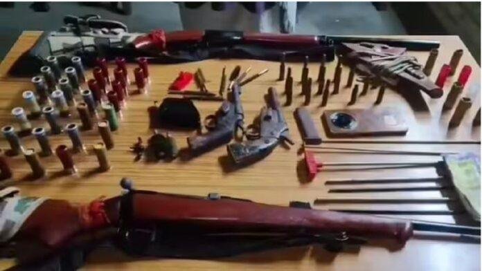 होमगार्ड जवान के घर मिला हथियारों का जखीरा, गुप्त सूचना पर पुलिस ने मारा छापा