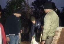 Blue Stone Seizure: ब्लू स्टोन की बड़ी खेप बरामद, एक हिरासत में Blue Stone Seizure: ब्लू स्टोन की बड़ी खेप बरामद, एक हिरासत में