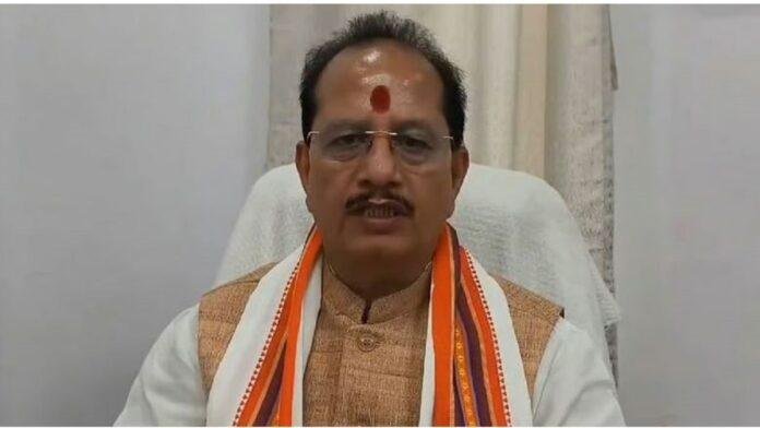 मंत्री विजय सिन्हा ने दी अधिकारियों को चेतावनी, बोले सरकारी जमीन नहीं हड़पी जा सकती