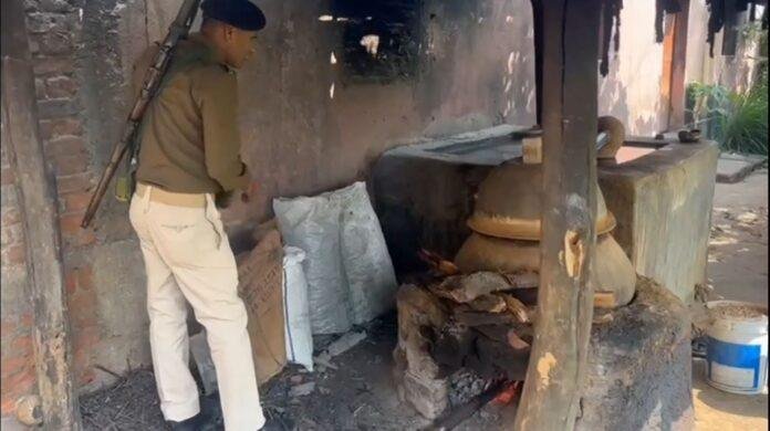 Excise department raid: चौपारण में अवैध देशी शराब पर बड़ी कार्रवाई, 4000 किलो महुआ जब्त