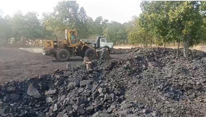 अवैध कोयला खनन पर जिला प्रशासन की बड़ी कार्रवाई, 130 टन कोयला जब्त