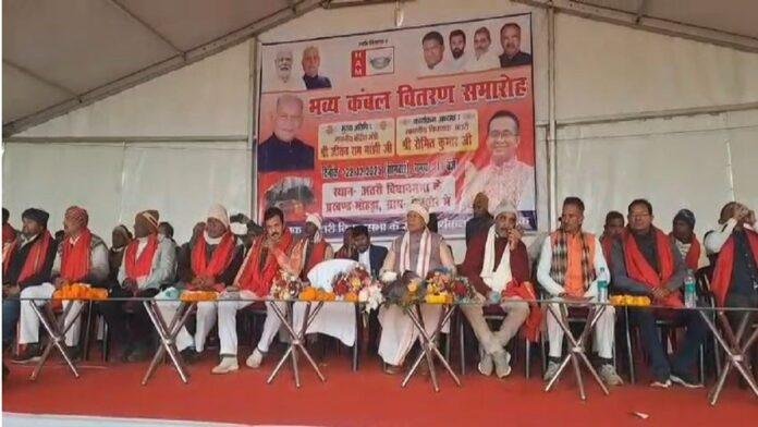 गहलोर में विधायक ने किया कंबल वितरण,मांझी ने कहा जब तक सुधारेंगे नहीं तब तक मरेंगे नही