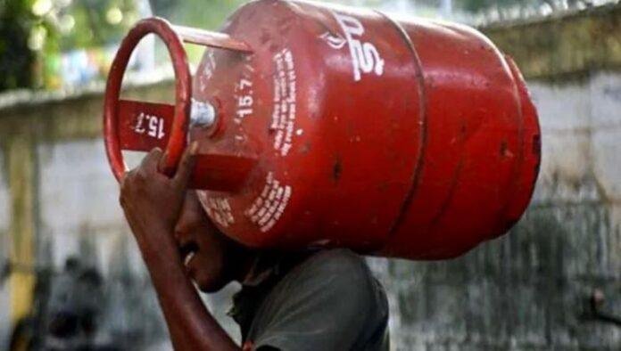 LPG Subsidy Alert: समय पर आधार e-KYC नहीं कराने पर रुक सकती है गैस सब्सिडी, जानें आसान प्रक्रिया