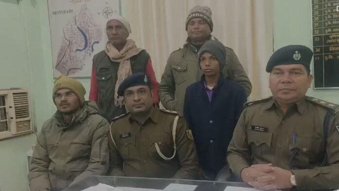 मोतिहारी में बच्चे के अपहरण की सूचना सोशल मीडिया पर देना बना भारी, साईबर ठगों ने लगाई पचार हजार की चपत मोतिहारी : पुलिस ने अपहरण के फर्जी मामले में साइबर ठगी करने वाले एक बड़े मामले का खुलासा किया है। बच्चे के अपहरण की सूचना पर जाँच में जुटी थी पुलिस। बताया जाता है कि चांदमारी का मो. आरिफ नाम का एक बच्चा गुम हो गया है जिसकी तलाश में पुलिस के साथ साथ बच्चों के परिवार वालों ने अपने बच्चों की तस्वीर मोबाइल नंबर और जानकारी सोशल मीडिया पर डाल दी साइबर ठग ने उसी को हथियार बनाकर परिजन से ₹50000 की ठगी कर ली । मोतिहारी सदर एसडीपीओ दिलीप कुमार ने इसकी जानकारी देते हुए कहा कि मोतिहारी में झूठी अपहरण के मामले में ठगी करने वाले एक बड़े गिरोह का पता चला है जो अपहरण की झूठी साजिश रच कर फर्जी वीडियो दिखाकर परिजनों से ₹50000 की ठगी कर ली है। पुलिस पूरे मामले की जांच में जुटी है लेकिन बच्चा सकुशल बरामद हो गया है। बच्चा घर से किसी काम का बहाना बनाकर मुजफरपुर चला गया था। जो. फिर लौट आया है।