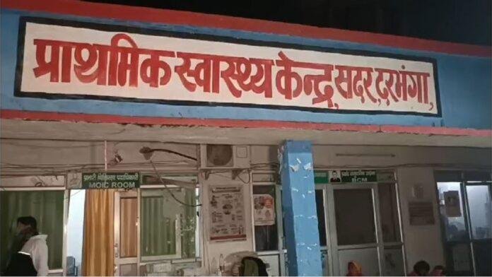 भीषण ठंड में दर्द और लापरवाही के कारण तड़पती रहीं महिलाएं, मरीज को बरामदे में छोड़ सो गया सिस्टम