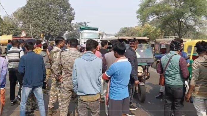 Toll Tax बढ़ोतरी से टोटो चालक नाराज, पाकुड़–हिरणपुर मार्ग पर सड़क जाम