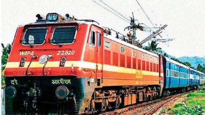 रेल यात्रियों पर सरकारी की दोहरी मार, रिजर्वेशन को हलकान हो रही रेल यात्रियों की जेब होंगी ढीली