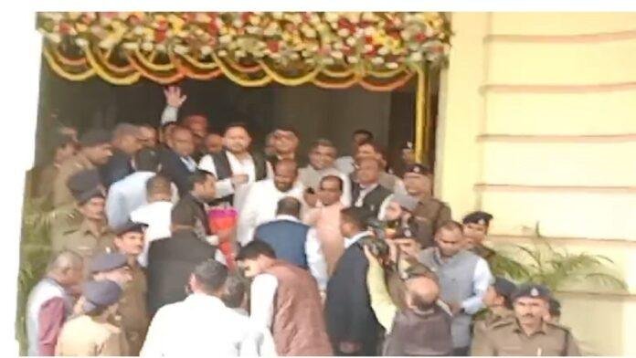  तेजस्वी पहुँचे विधानसभा, प्रोटेम स्पीकर निर्वाचित विधायकों को दिला रहे शपथ