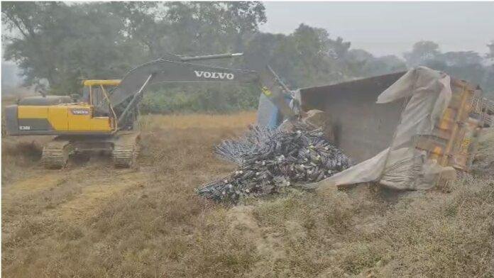 Trailer Accident: छड़ लदा ट्रेलर पलटा, शराब के नशे में था चालक, मौके से फरार