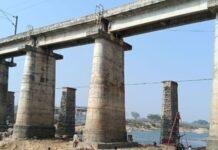 Railway Bridge Damage: कोयल नदी रेल पुल क्षतिग्रस्त, Train Operation बंद, सात जनवरी तक लोहरदगा रेल लाइन पर ट्रेनों का परिचालन ठप Railway Bridge Damage: कोयल नदी रेल पुल क्षतिग्रस्त, Train Operation बंद, सात जनवरी तक लोहरदगा रेल लाइन पर ट्रेनों का परिचालन ठप