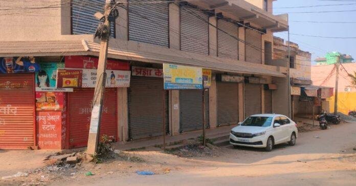 Ratu Bandh Live: रातू में आज पूरी तरह बंद, बैरिकेडिंग के विरोध में ठप पड़ा कारोबार 
