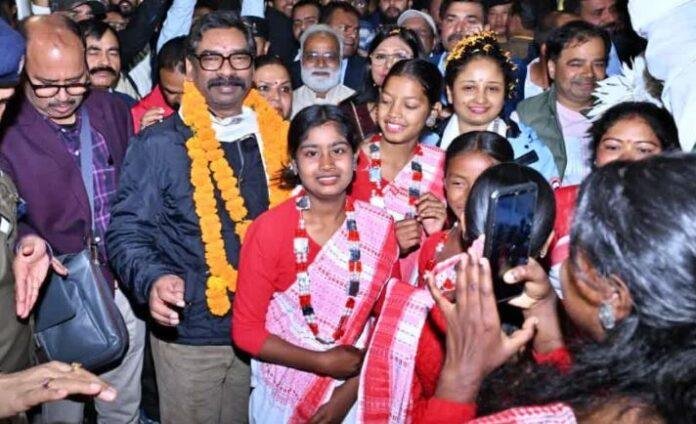विदेश दौरे से लौटे सीएम हेमंत सोरेन का एयरपोर्ट पर भव्य स्वागत, WEF Davos और London Visit को बताया झारखंड के लिए लाभदायक