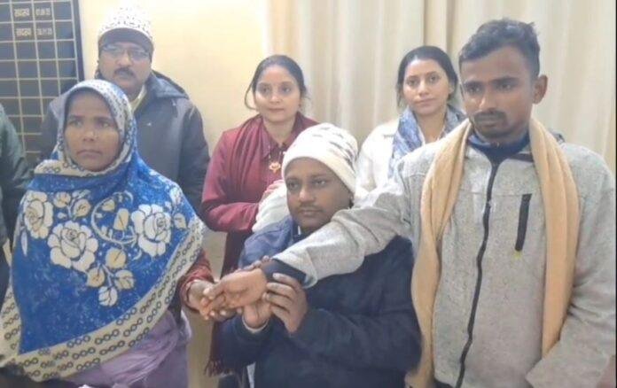 13 साल बाद म्यांमार से लौटा तस्करी का शिकार बच्चा, मां के संघर्ष और कोर्ट के दबाव मे दलालों ने छोड़ा