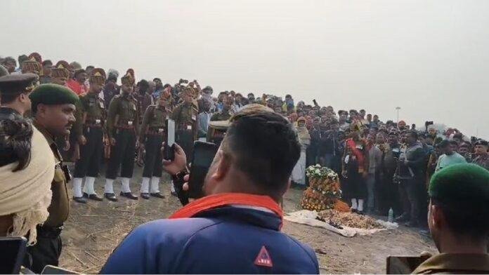 शहीद जवान के अंतिम संस्कार में उमड़ा सैलाब , छोटे बेटे आदर्श ने दी मुखाग्नि