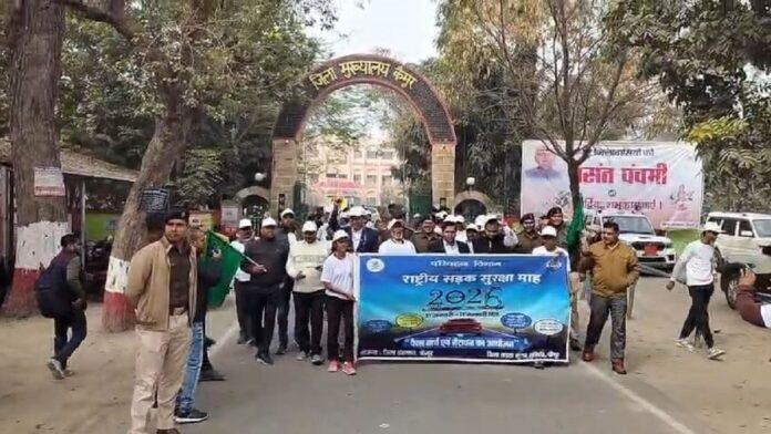 सड़क सुरक्षा के लिए मैराथन दौड़, डीएम ने दिखाई हरी झंडी