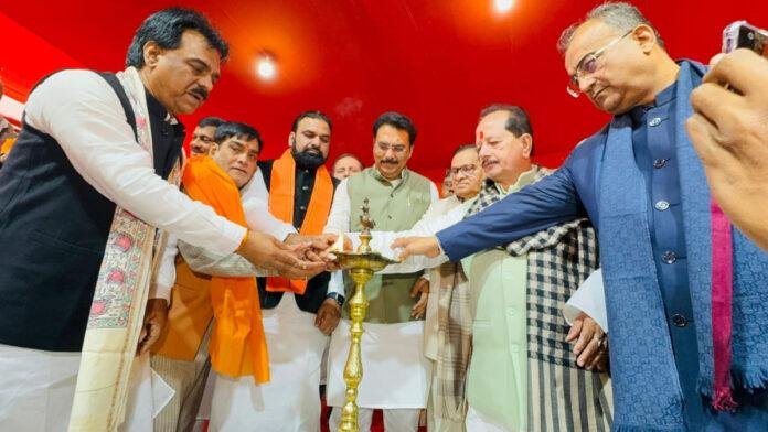 मकर संक्रांति पर BJP प्रदेश कार्यालय में 'कार्यकर्ता मिलन समारोह सह दही-चूड़ा भोज' में शामिल हुए नेता व कार्यकर्ता