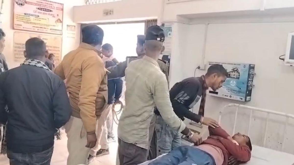 महिला को बचाने में पिकअप बेकाबू, पेड़ से टकराई गाड़ी, चालक समेत 3 युवक गंभीर घायल | 22Scope News Banka Acc 1 22Scope News