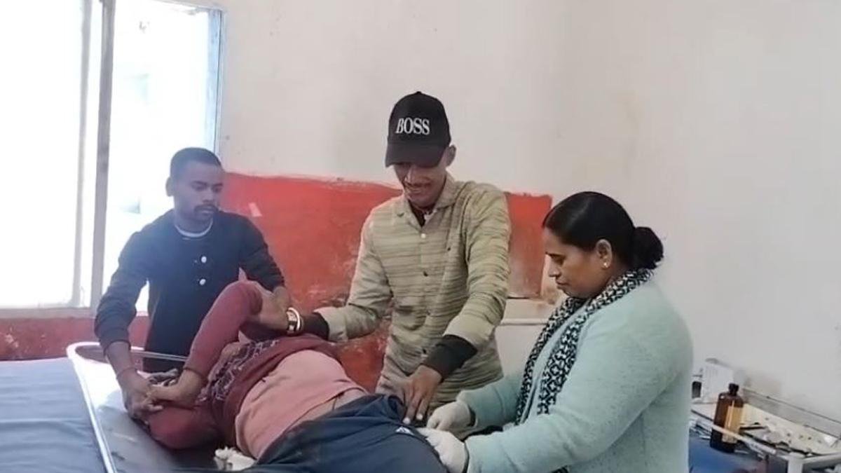 महिला को बचाने में पिकअप बेकाबू, पेड़ से टकराई गाड़ी, चालक समेत 3 युवक गंभीर घायल | 22Scope News Banka Acc 2 22Scope News